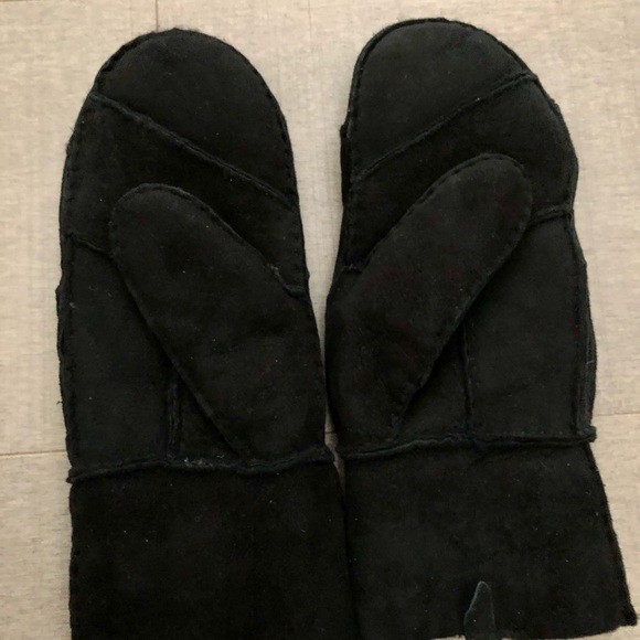 Black Portolano suede shearing lined hat and mittens